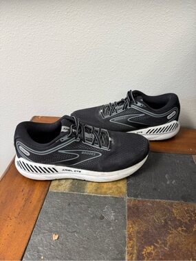 Women’s Brooks Ariel (size 10)